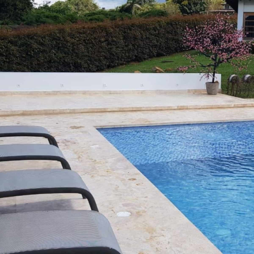 Borde Piscina en Mármol Crema Siberia